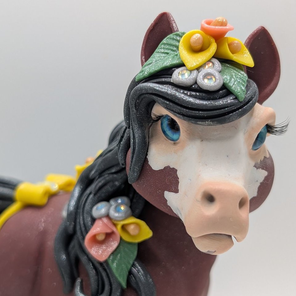 Bay Chunky Pony with Calla Lillies