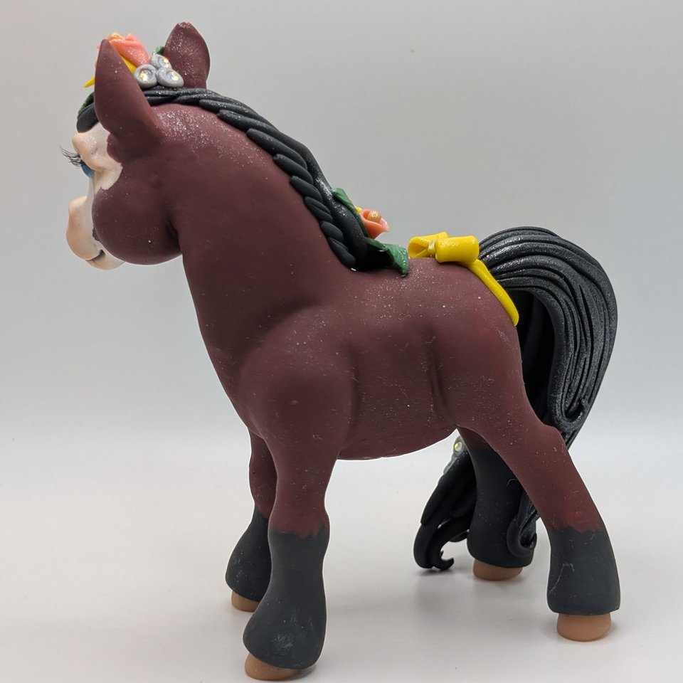 Bay Chunky Pony with Calla Lillies