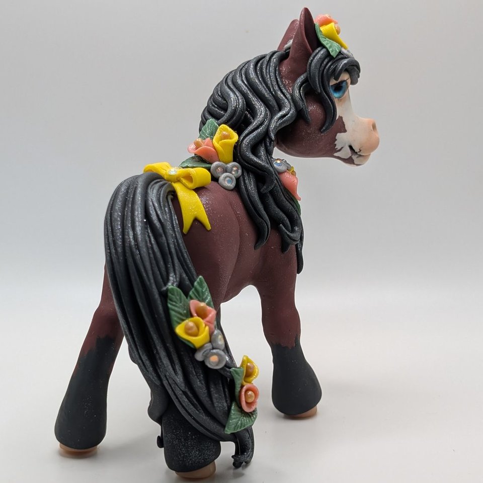 Bay Chunky Pony with Calla Lillies