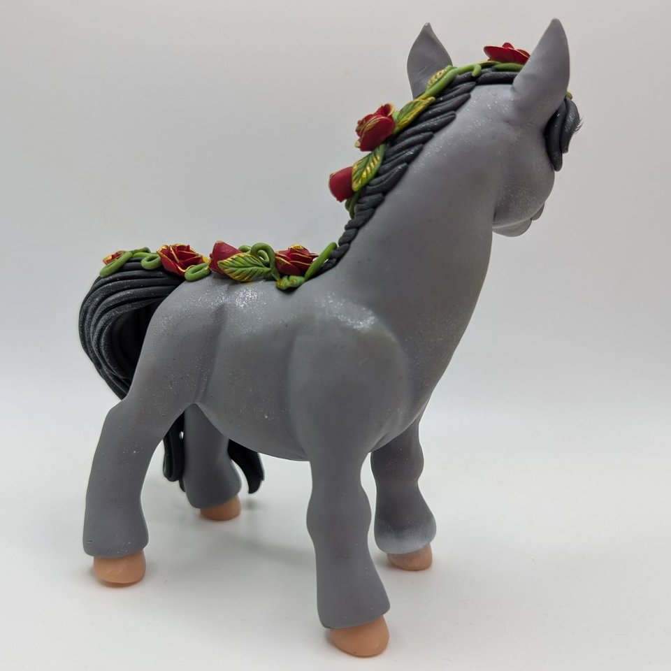 Grey Chunky Pony with Roses